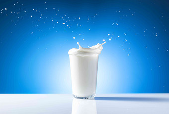 牛奶奶柱玻璃杯特写高清影相
