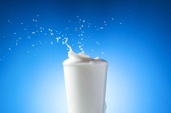 牛奶飞溅溢出彩色图片高质量摄影