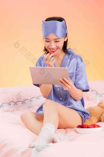 年轻女孩躺使用平板电脑仅女人氛围图片