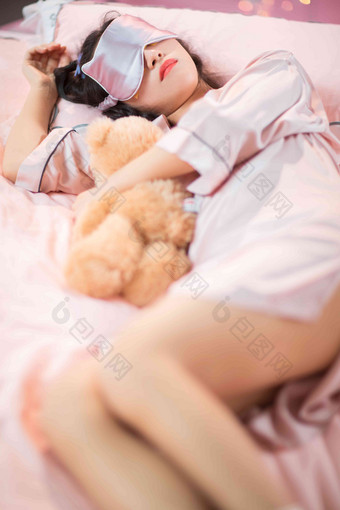 戴着眼罩睡觉的年轻女孩不看镜头清晰场景