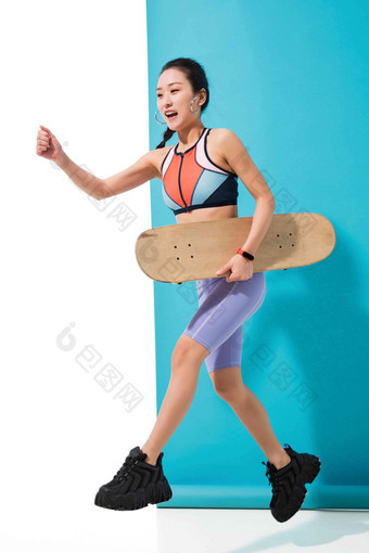 玩<strong>滑板</strong>的青年女人青春高端摄影图