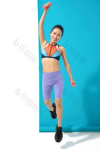 年轻女人举哑铃锻炼身体努力高质量摄影图