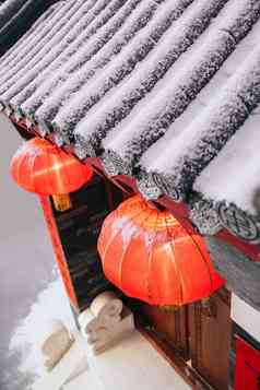 中式庭院门前挂的红灯笼