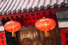 中式庭院门前挂的红灯笼大门清晰相片