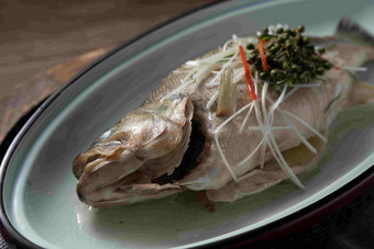 清蒸鲈鱼配菜写实照片