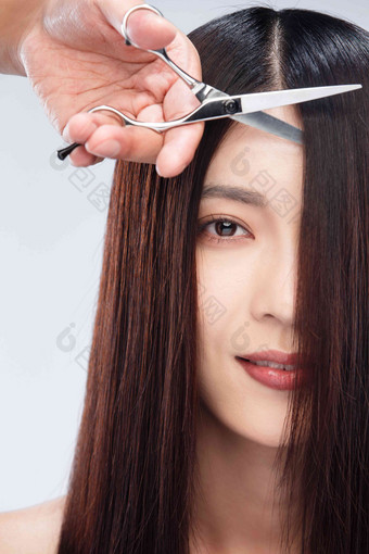 年轻女人剪头发东亚写实场景