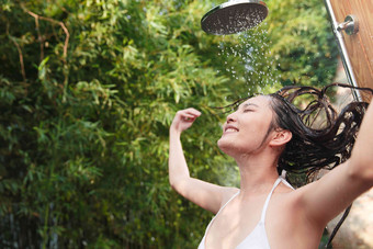 年轻女人沐浴