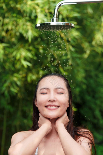 年轻女人沐浴女人时尚青年女人写实照片