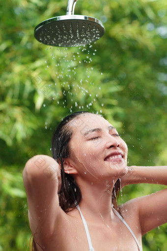 年轻女人沐浴淋浴湿替代疗法写实摄影
