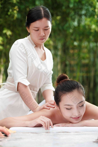 年轻女人做<strong>spa</strong>