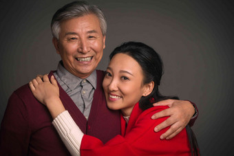女儿和父亲拥抱爱高端图片