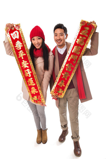 青年夫妇<strong>过新年</strong>露齿一笑高清素材