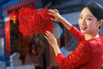 年轻女人窗花美女鱼中国文化