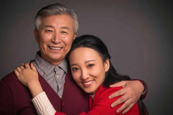 女儿和父亲拥抱半身像高质量场景