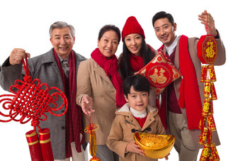 幸福家庭新年庆祝金元宝围巾写实摄影图