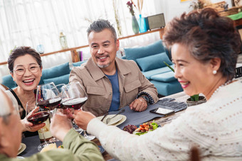 幸福的中老年夫妻一起聚餐中国人氛围镜头