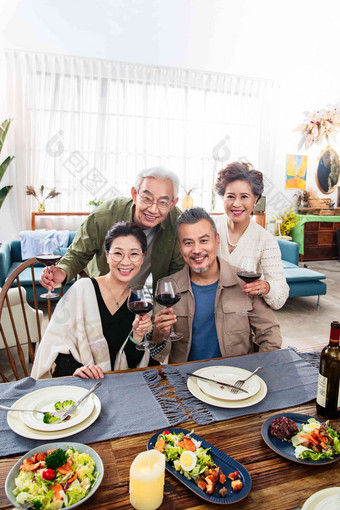 快乐的中老年人聚餐举杯中国素材