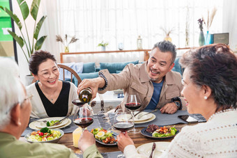 幸福的老年夫妻一起在客厅用餐