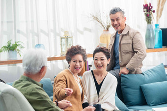 幸福的中老年人们在室内喝茶聊天沙发摄影