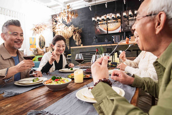 快乐的<strong>中老年</strong>朋友在餐厅边吃饭边聊天<strong>中老年</strong>女人清晰影相