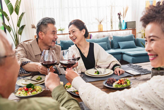 在家举杯庆祝的两对<strong>中老年</strong>夫妇<strong>中老年</strong>女人高清场景