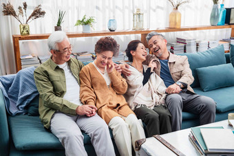 两对快乐的<strong>中老年</strong>夫妇坐客厅一起聊天中年男人高质量图片