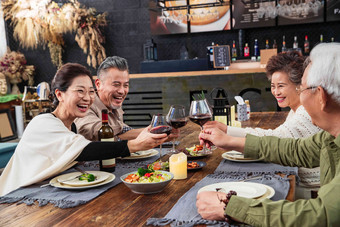 餐厅里聚会上干杯庆祝的两对<strong>中老年</strong>夫妇健康食物清晰照片