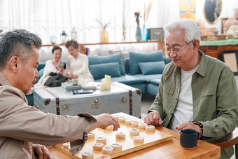 快乐的老朋友下象棋老年女人高端照片