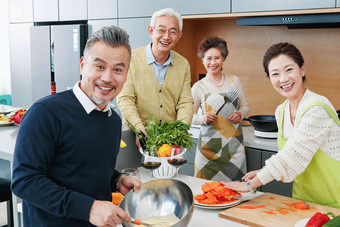 中老年人在厨房做饭