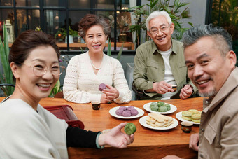 中老年人喝茶聊天吃高清照片