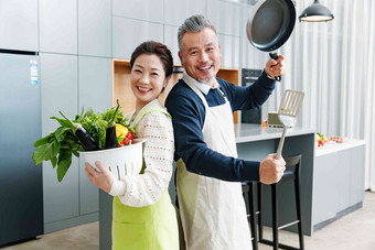 <strong>中老年</strong>夫妇在厨房做饭男人氛围拍摄