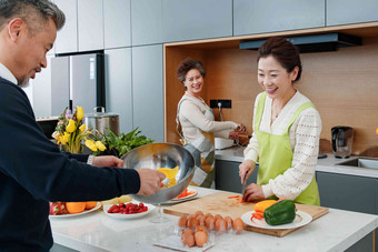 中老年人在厨房<strong>做饭</strong>东亚高质量照片