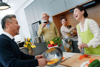 <strong>中老年</strong>人在厨房做饭聚餐清晰图片