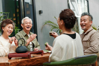 中老年人<strong>喝茶聊天聊天</strong>清晰照片