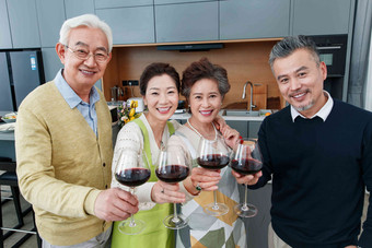 快乐的中老年人举杯庆祝东亚高质量镜头图片