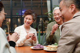 中老年人喝茶聊天茶文化氛围镜头
