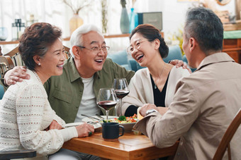 快乐的中老年朋友聚餐四个人氛围图片
