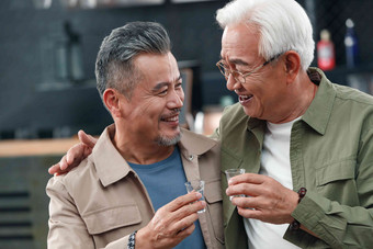 快乐的老哥俩喝酒聊天中国氛围拍摄