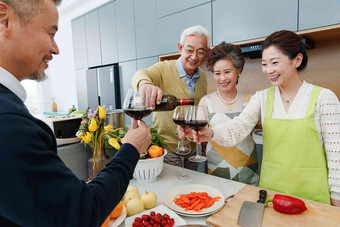 快乐的中老年人在厨房举杯庆祝老年男人清晰素材