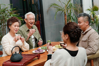 中老年人喝茶聊天中年人高清场景