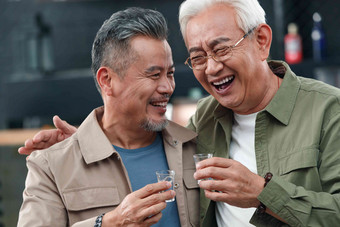 快乐的老哥俩喝酒聊天中国清晰相片