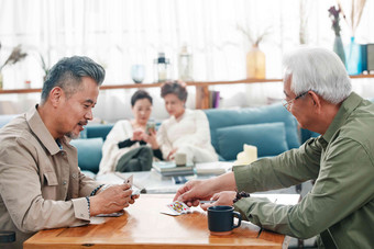 快乐玩<strong>扑克牌</strong>女人中年女人养老院