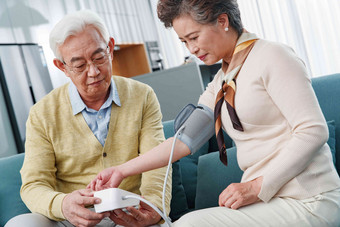 老年夫妇测量血压老年男人氛围摄影