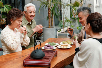 中老年人<strong>喝茶聊天</strong>点心氛围照片