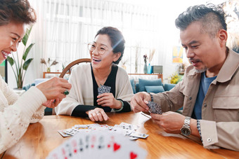 快乐玩<strong>扑克牌</strong>老年人中国东方人写实镜头