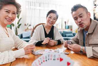 快乐玩扑克牌中老年夫妇坐着客厅清晰影相