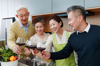 快乐的中老年人在厨房举杯庆祝女人氛围素材