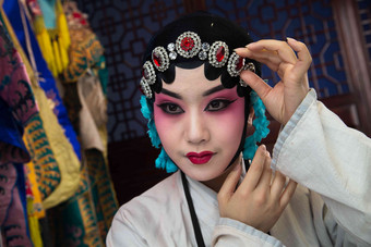 京剧女演员舞台妆舞台化妆成年人氛围摄影图