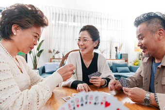 快乐玩扑克牌老年人中年女人人老心不老写实图片