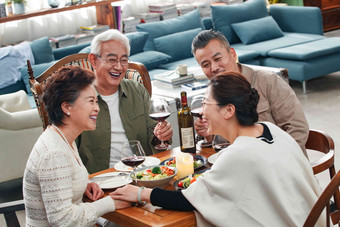 快乐的中老年朋友边吃饭边聊天中国人影相